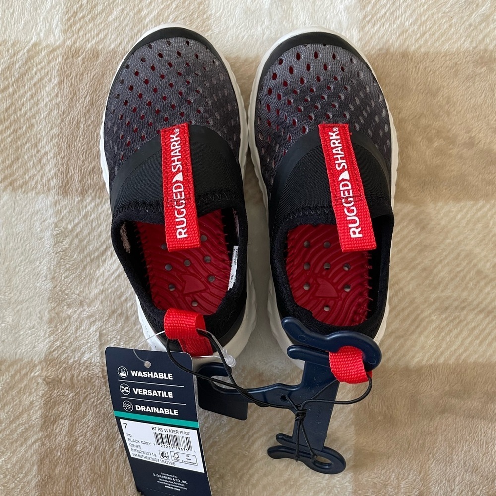 Kids Black and Red Slip-On Water Shoes NWT - Picture 4 of 7